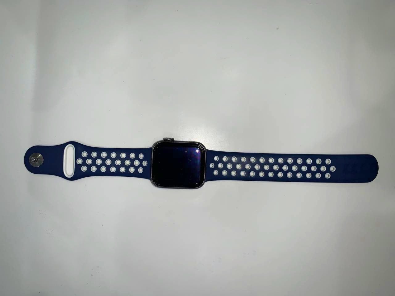 Apple Watch SE, 40 мм, (2021) (MKQ13) корпус из алюминия цвета «серый космос», спортивный браслет (Без коробки) - Б/У