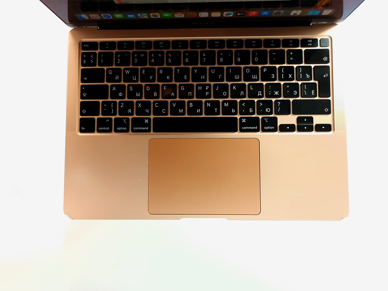 MacBook Air 13" Gold MWTL2RU/A (Mid 2020) Dual Core i3 1,1 GHz/8Gb/256Gb SSD/Touch ID  (без коробки / 52 цикла / полосы на дисплее) - БУ