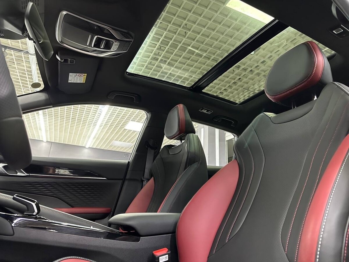 Geely coolray white 2024 черный салон