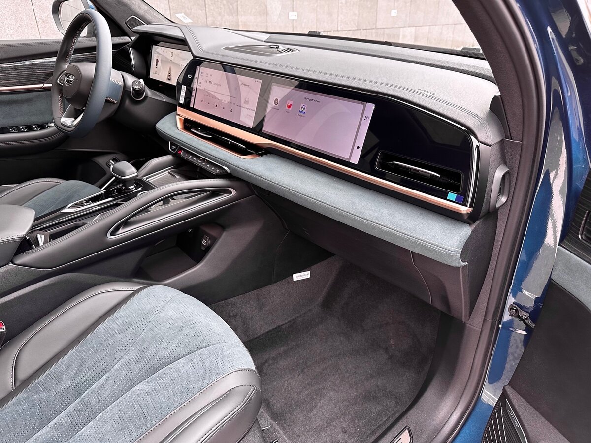 Geely Monjaro изумруд 2024 темный салон