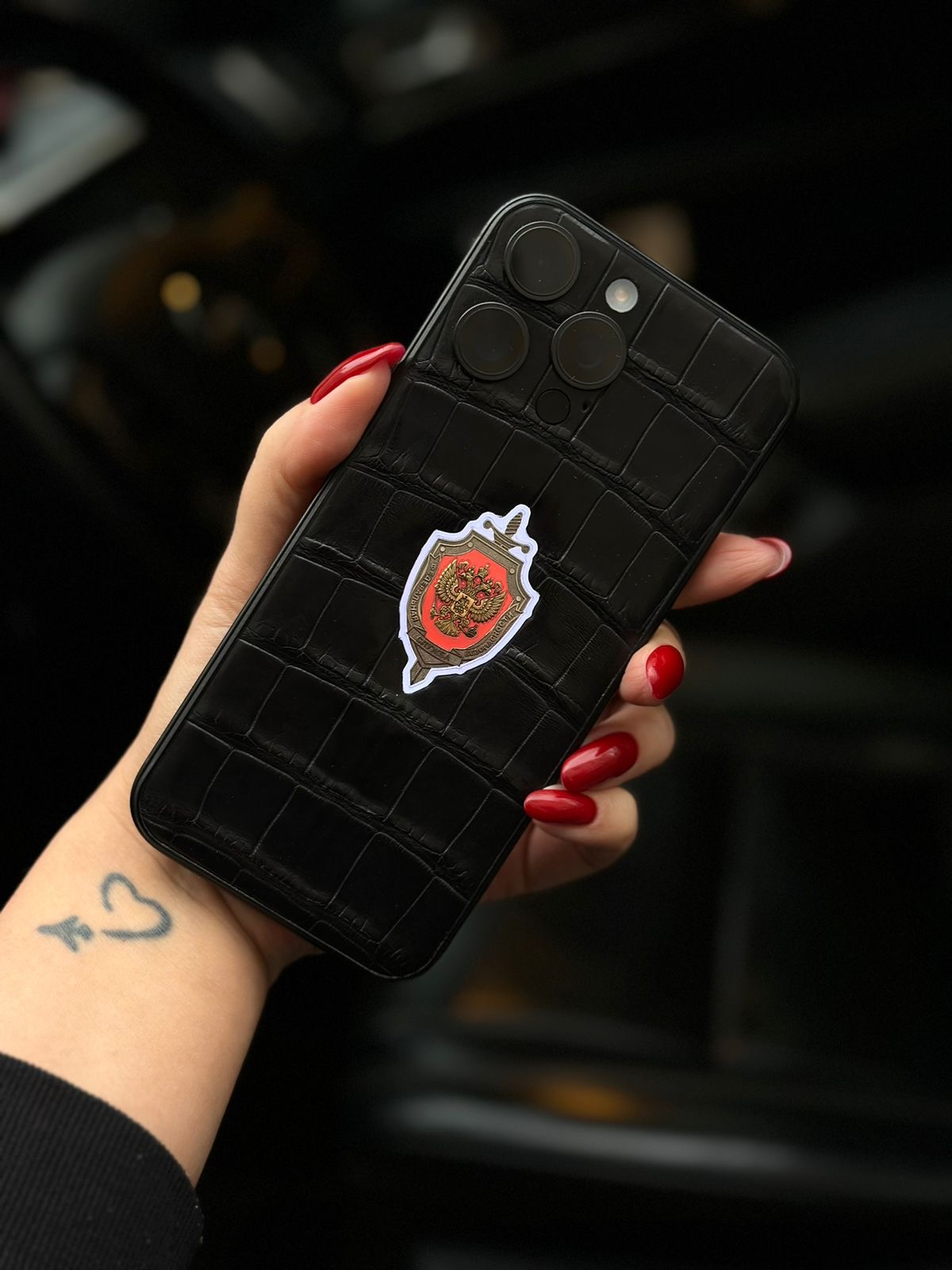 Смартфон Apple iPhone 16 Pro Max 256Gb Black Titanium (1 sim + eSIM) - кожа с светящимся гербом спецслужб