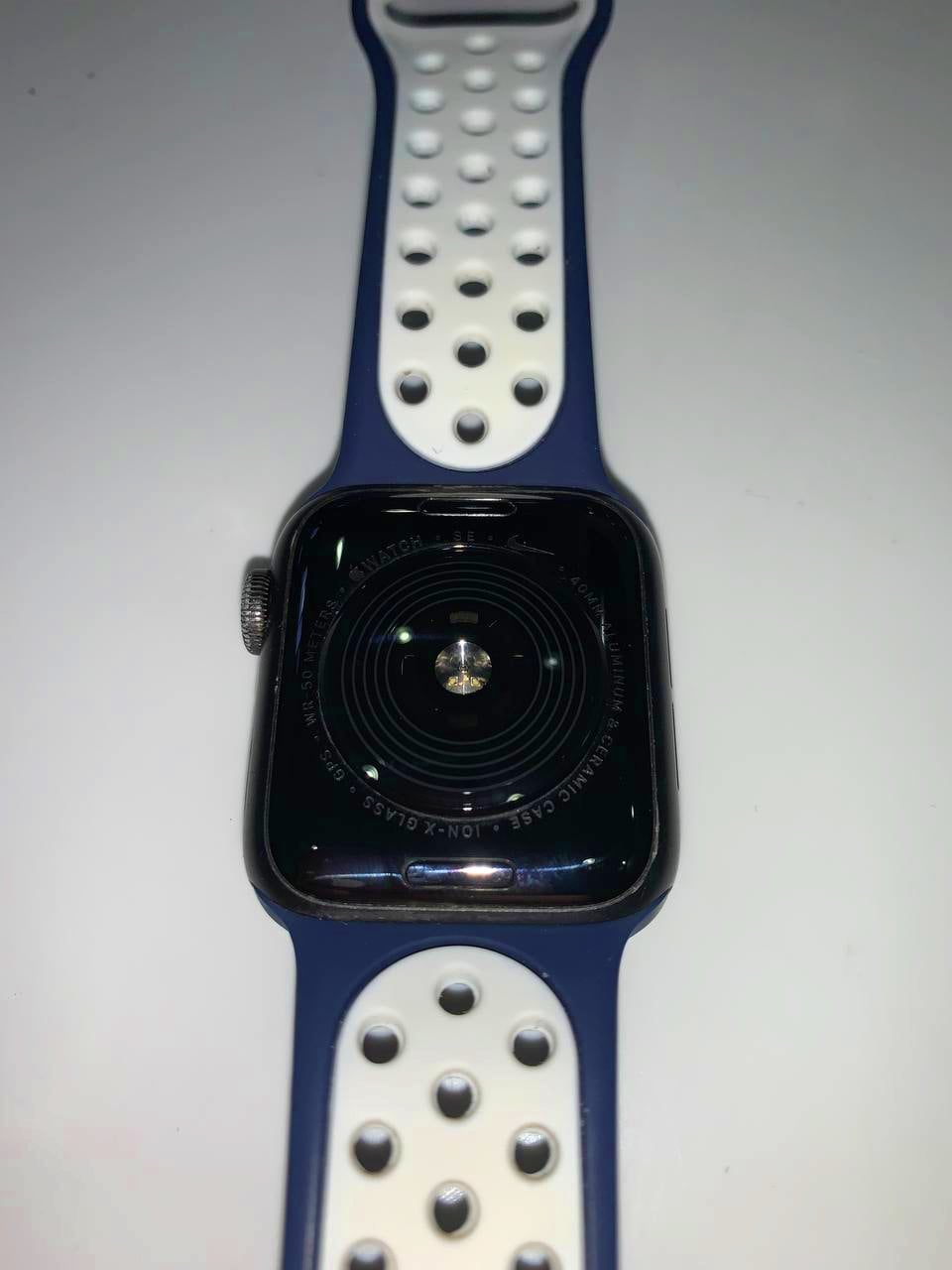 Apple Watch SE, 40 мм, (2021) (MKQ13) корпус из алюминия цвета «серый космос», спортивный браслет (Без коробки) - Б/У