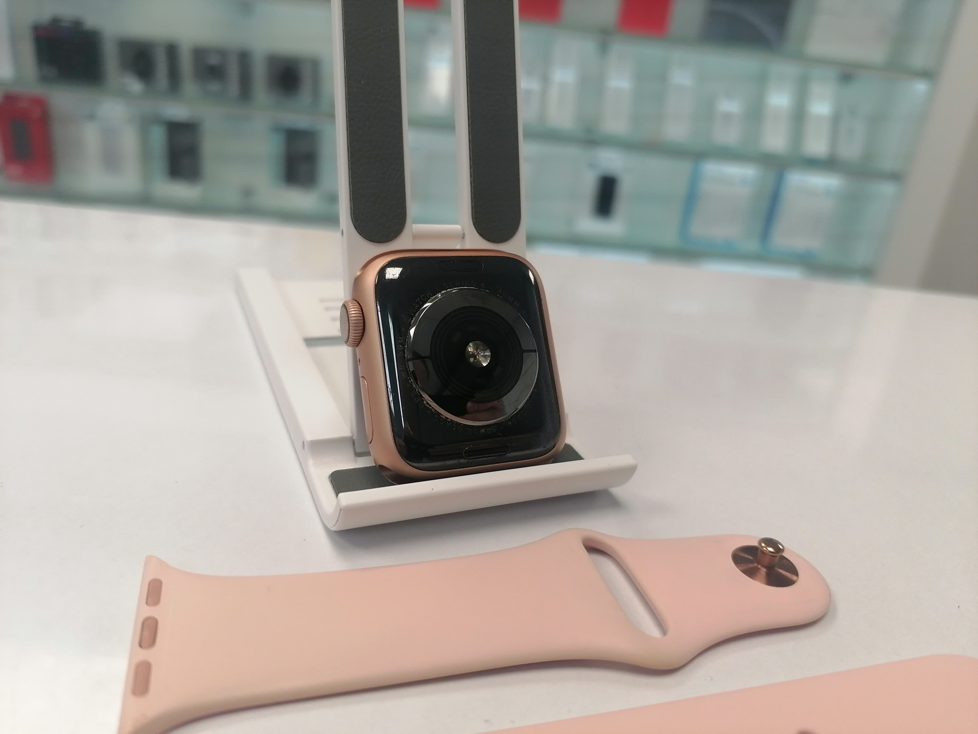 Apple Watch Series 4 40 мм (MU682) , корпус из алюминия золотого цвета - Б/У